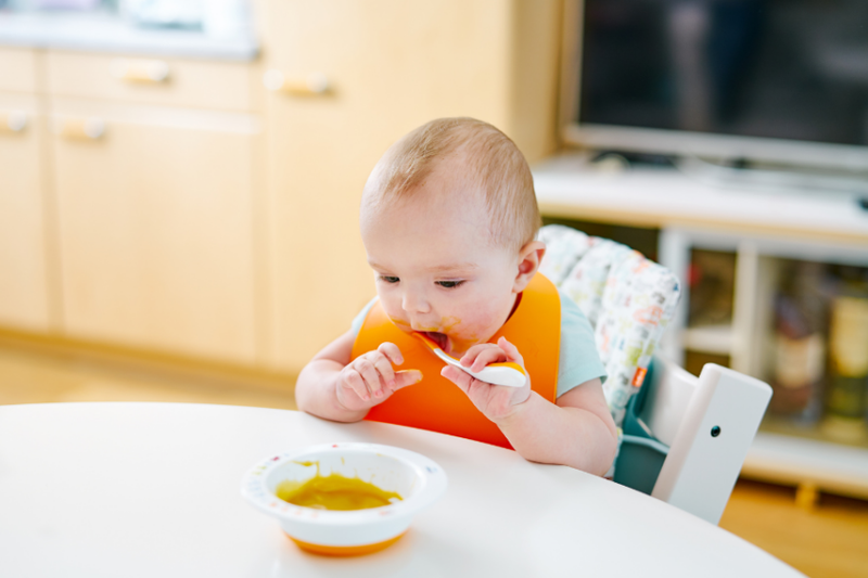 Wann Sie Ihrem Baby Utensilien vorstellen sollten