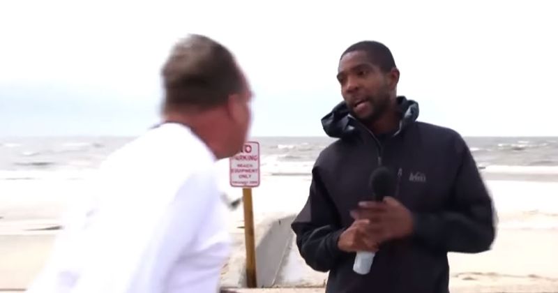 Hombre blanco enojado secuestra segmento de noticias de reportero negro